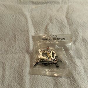 Vintage Sewing Machine Brooch